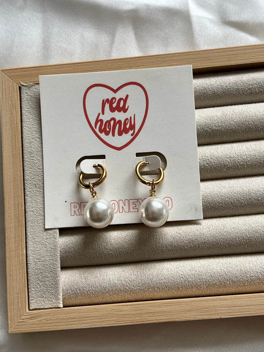 Round pearl earrings